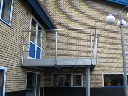 Altan-terrasse i stl, varm-galvaniseret altan-konstruktion understttet af sjle. Altan monteret med rkvrk i crosinox rustfrit stl moduler, medlbere og hndliste i rustfrit stl.