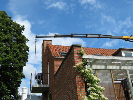 Det gamle smedejernsgelnder, rkvrk skres fri af gavl-mur og beton ankre og lftes vk.