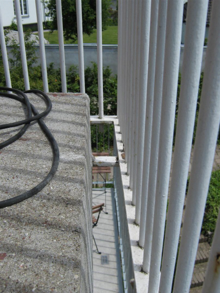 Udskiftning af delvis nedbrudte, usknt malede, smedejernsgelndere, rkvrker. Udskiftes til: Udvidet udgave af standard rkvrk, gelnder type 05. Rkvrk (gelnder) Udendrs Type 05: Hndliste Ramme: Af 50/10mm Fladstl. Baluster,Stolpe: Af 50/50 Firkantrr. Vrn Udfyldning: Af  12mm Rundstl.