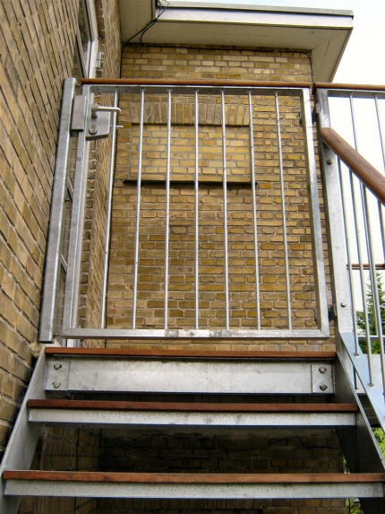 Altan terrasse med trappe-adgang incl lge: Altan-gulv-brdder i Tali hrdttr terrassebrdder. Montering af mahogny tr-hndliste og montering af aflselig altan-lge. Altan Rkvrk, galvaniseret type-04.