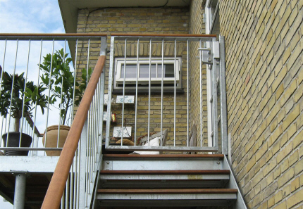 Altan med trappe-adgang incl lge: Altan-gulv-brdder i Tali hrdttr terrassebrdder. Montering af mahogny tr-hndliste og montering af aflselig altan-lge. Altan Rkvrk, galvaniseret Fr montering af Tali gelnder, rkvrk-hndliste.