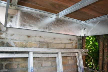 Altan med trappe-adgang: Altan-gulv-brdder i Tali hrdttr terrassebrdder vist fra underside