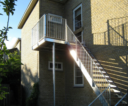 NY altan-trappe + trappegel�nder: Altan-trappetrin i tropisk ubehandlet h�rdttr�, tali h�rdttr� terassebr�dder.. Altan-r�kv�rk, TrappeGel�nder galvaniseret type 04. Altan-Trapper, trappegel�nder h�ndliste i ubehandlet mahogny oval m. flade, type 116 TrappeGel�nder, altan-r�kv�rk type: R�kv�rk (gel�nder) Udend�rs Type 04: H�ndliste: Af 50/10mm Fladst�l. Baluster,Stolpe: Af 50/10mm Fladst�l. Medl�ber + Bund: 50/8 Fladst�l. V�rn Udfyldning: Af � 12mm Rundst�l. G� til r�kv�rk type model-id: msi-04