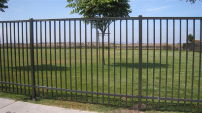 Baluster modul hegn msi-BH-400 leveres med stolper af firkantr�r og hegns modulfelter med runde lodrette balustre som samles p� stolperne med specialbeslag.