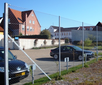 Flethegn msi-FH-514 HEGN-Endestolper: Tr�dnet i h�jde 3000 � 6000 mm af 80x80x4 mm udf�res med kraftige hegnsstolper af firkantr�r med p�svejst skinne for hegnstilslutning. Ende hegnsstolper forsynes med skr�stivere af vinkeljern i hegnsretningen. Hegnsstolper leveres med p�svejst bundplade. Hegnsstolper fastst�bes til frostfri dybde.