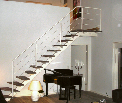 Center Trappe Opsadlet: Repos og r�kv�rk gel�nder hvidmalet. St�l Gel�nder og centervange hvidmalet. Gel�nder monteret p� de massive fyrplank trappetrin.