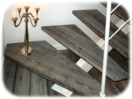 Opsadlet CENTER TRAPPE: Hvidmalet St�l Gel�nder og centervange. Gel�nder monteret p� de massive fyrplank trappetrin.