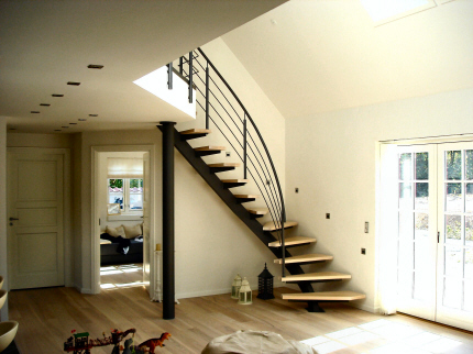 Opsadlet center st�ltrappe: Bem�rk at centervangen her, er drejet til lidt mere-end kvartsving, som giver et mindre-dominerende 1. trin, af hensyn til ganglinier og tilg�ngeligheden.