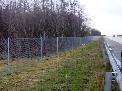 Klasisk Tr�dhegn anvendes typisk i h�jde: 80 - 100 - 125 cm. Hegnsstolper af 40x40x5 mm T-jern. Kan leveres med tr�d-fletv�rk i farverne: Galv. + gr�, sort, m�rkegr�n. 