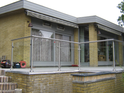 Gelnder, TerrasseGlas: Lamineret Glas ophngt i Crosinox system rkvrk af syrefast rustfrit-stl. Terrasseglas lhegn monteret direkte p terrasse belgning med rustfrie balystre og glasbeslag. Glas lskrm med hndliste i rustfrit stl. GlasLhegn, Glas Lskrm i crosinox system rkvrk.