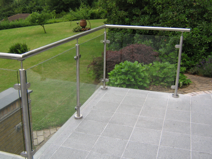 Glas Lhegn, Glas Lskrm system rkvrk. Gelnder, Terrasse Glas: Lamineret Glas ophngt i Crosinox system rkvrk af syrefast rustfrit-stl. Terrasse glas lhegn monteret direkte p terrasse belgning med rustfrie balystre og glasbeslag. Glas lskrm med hndliste i rustfrit stl.