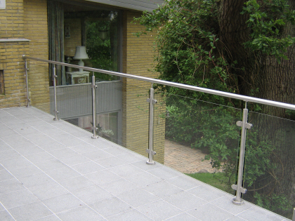 Terrasse glas lhegn monteret direkte p terrasse belgning med rustfrie balystre og glasbeslag. Lskrm i Glas med hndliste i rustfrit stl.Rkvrk, Lhegn i Glas, Glas Lskrm i crosinox system rkvrk. Terrasse Glas, Gelnder: Lskrm i Lamineret Glas ophngt i Crosinox system rkvrk af syrefast rustfrit-stl. 