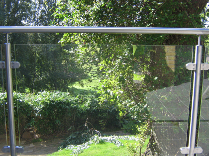 Terrasse Glas, Gelnder: Lamineret Glas ophngt i Crosinox system rkvrk af syrefast rustfrit-stl. Lhegn i Glas, Glas Lskrm i crosinox system rkvrk. Terrasse Glas, Gelnder: Lamineret Glas ophngt i Crosinox system rkvrk af syrefast rustfrit-stl. Terrasse glas lhegn monteret direkte p terrasse belgning med rustfrie balystre og glasbeslag. Glas lskrm med hndliste i rustfrit stl. 