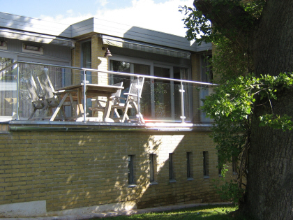 Glas-Lhegn, Glas-Lskrm i system rkvrk. Gelnder, Terrasse-Glas: Lamineret Glas ophngt i Crosinox system rkvrk af syrefast rustfrit-stl. Terrasse-glas lhegn monteret direkte p terrasse belgning med rustfrie balystre og glasbeslag. Glas-lskrm med hndliste i rustfrit stl. 