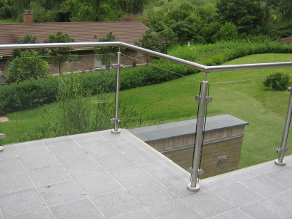 Lhegn i Glas, Glas Lskrm i crosinox system rkvrk. Terrasse lhegn i glas monteret direkte p terrasse belgning med rustfrie balystre og glasbeslag. Glas lskrm med hndliste i rustfrit stl. 