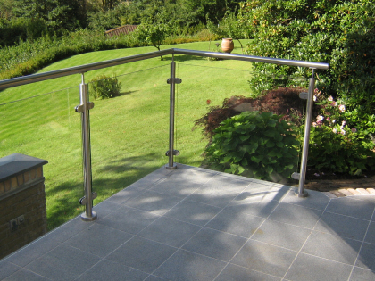 Terrasse lhegn, lskrm i glas monteret direkte p terrasse belgning med rustfrie balystre og glasbeslag. Glas lskrm med hndliste i rustfrit stl. Terrasse Glas, Gelnder: Lamineret Glas ophngt i Crosinox system rkvrk af syrefast rustfrit-stl. 