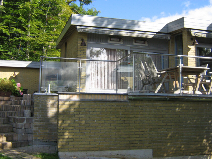 Terrasse lhegn, lskrm i glas monteret direkte p terrasse belgning med rustfrie balystre og glasbeslag.