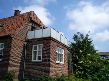 Altan afskrmning i stl og glas, Ugeneret tagterrasse med delvis udkig.