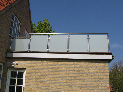 Crosinox Rustfrit-stl system baluster moduler, med matterede glas og hndliste i rustfrit rr.