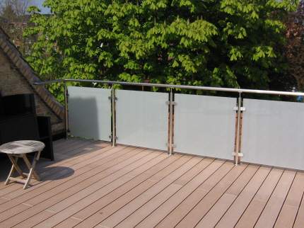 Hvid matterede hrdede glas moduler.Crosinox Rustfrit-stl system baluster moduler, med hndliste i rustfrit rr. Hvid matterede hrdede glas moduler.