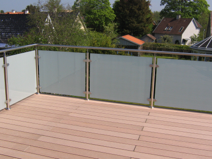 Altan Rkvrk med Hvid-Matteret Glas, fastgjort i Crosinox Rustfrit-stl system baluster moduler, med hndliste i rustfrit rr. Hvid-Matteret Glas, Frosted Glas, er en hel-del lettere at holde pnt, end klart-glas 