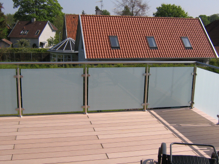 Altan Rkvrk i Hvid-Matteret Frosted Glas. Fastgjort i Crosinox Rustfrit-stl system baluster moduler, med hndliste i rustfrit rr