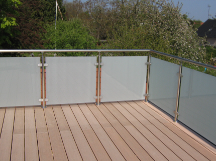 Altan Rkvrk i Hvid-Matteret Glas, Crosinox Rustfrit-stl system baluster moduler, med hndliste i rustfrit rr.