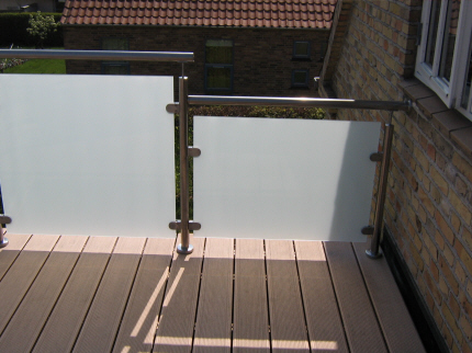 Altan Afskrmning, L-giver i Hvid-Matteret Glas, fastgjort i Crosinox Rustfrit-stl system baluster moduler, med hndliste i rustfrit rr. Hndliste psvejst baluster for tilpasning til vindue.
