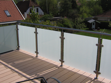 Altan Rkvrk i Hvid-Matteret Glas, fastgjort i Crosinox Rustfrit-stl system baluster moduler, med hndliste i rustfrit rr. Hvid-Matterede Glas, Frostede Glas, er en hel-del lettere at holde pnt, end klart-glas 