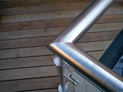 Crosinox rustfri stål baluster med håndliste i sammensvejst rustfrit stål. Svejste hjørner giver en meget stabil sammenhængende ramme om terrassen. 