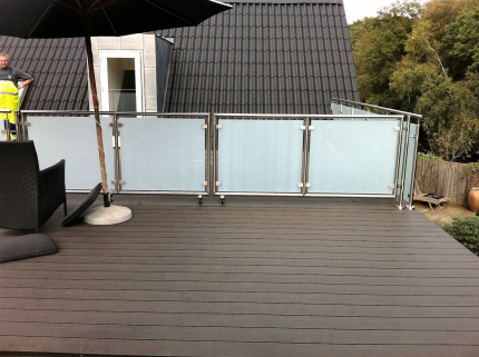 Tagterrasse rkvrk. I Crosinox rkvrk system i rustfrit stl, med GLAS i Hvid Frosted, Matteret Lamineret sikkerhedsglas, tilpasset op mod taghldning. 