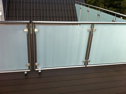 Tagterrasse i rustfrit stl, med Hvid Frosted, Matteret Lamineret sikkerhedsglas. Tag Terrasse Rkvrk i Crosinox Stl + Hvidt Glas. Oplukkelige lger p hjul, til resten af tagterrasse.