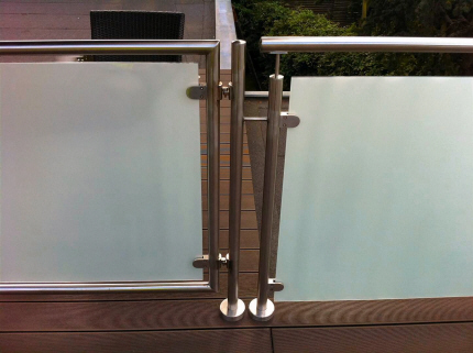 Dobbelt Hngsel-baluster, sammensvejst.Oplukkelige lger p hjul, til resten af tagterrasse. Tag-Terrasse Rkvrk i Crosinox Stl + Matteret Hvidt Glas.