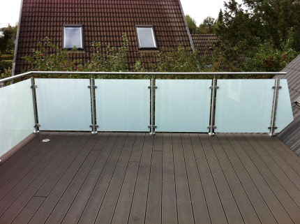 Tag Terrasse Rækværk i Crosinox Stål + Hvidt Glas.  Terrasse rækværk med frosted hvid matteret sikkerhedsglas. Faconskåret glas mod tagflade