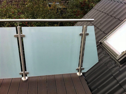 Terrasse rkvrk med frosted hvid matteret sikkerhedsglas. Faconskret glas tilpasset mod tagflade. 