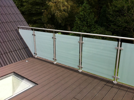 Terrasse rkvrk med frosted-glas, hvid-matteret hrdet og lamineret sikkerhedsglas. Faconskret glas mod tagflade.