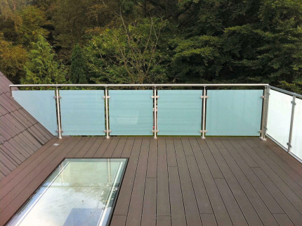 Terrasse rkvrk med frosted glas, hvid matteret hrdet og lamineret sikkerhedsglas. Faconskret glas mod tagflade.