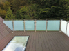 Terrasse rkvrk med frosted glas, hvid matteret hrdet og lamineret sikkerhedsglas. Faconskret glas mod tagflade.