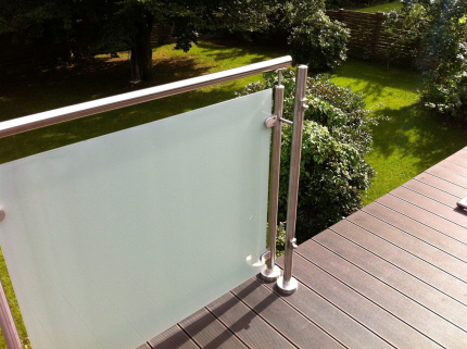TagTerrasse Rkvrk, i Crosinox Stl + Hvid-matteret Glas. Dobbelt Crosinox rustfrit stl Hngsel-baluster, sammensvejst for udligning og forstrkning af befstigelse. for oplukkelige lger p hjul, til resten af tagterrasse.