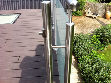 Tag Terrasse Rkvrk i Crosinox Stl + Hvid-matteret Glas. Dobbelt Crosinox rustfrit stl Hngsel-baluster, sammensvejst for udligning og forstrkning af befstigelse. for oplukkelige lger p hjul, til resten af tagterrasse.