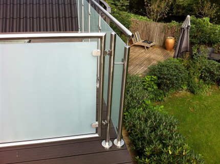 Tag Terrasse Rkvrk i Crosinox Stl + Hvidt Matteret Glas.Dobbelt Crosinox rustfrit stl Hngsel-baluster, sammensvejst for udligning og forstrkning af befstigelse.