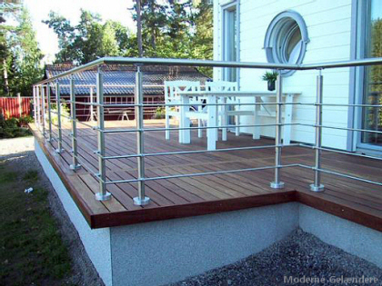 Terrasse gelænder, monteret på hårdttræ terrasse-gulv. Det udendørs rustfri stål gelænder, rækværk har medløbere, værn af rustfri stålstænger.