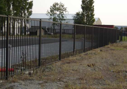 Hegn msi-BH-400 leveres som standard i galvaniseret udf�rsel, men kan leveres pulverlakeret i standard RAL farver. Hegn msi-BH-400 leveres med stolper af firkantr�r og hegns modulfelter med runde lodrette balustre som samles p� stolperne med specialbeslag.