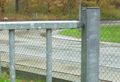 Baluster sektioner fastg�res med h�rv�rkssikrede skjulte samlinger. Balusterhegn type 360 er et kraftigt hegn i �t enkelt design, som anvendes til indhegning af udend�rs omr�der, haveanl�g, industri og institutioner m.m. 400 leveres med stolper af firkantr�r og hegns modulfelter med runde lodrette balustre som samles p� stolperne med specialbeslag. Hegn msi-BH-400 leveres som standard i galvaniseret udf�rsel, men kan leveres pulverlakeret i standard RAL farver. 