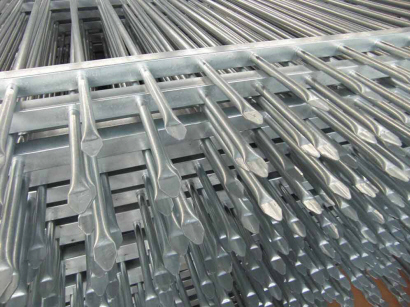 St�l-modul-hegn under produktion, hegn-sektioner leveres i store serier til boligomr�der pga. modul opdelingen, der g�r hegnet yderst pris billigt at ops�tte, montere.