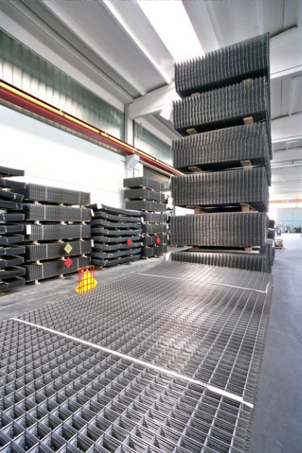 Svejst trdnet leveres i store serier, varmgalvaniseret. Her B2B-panel net, fremstillet efter opgave. Hegnsnet moduler pfres senere faconbuk efter kunde specifikationer. 