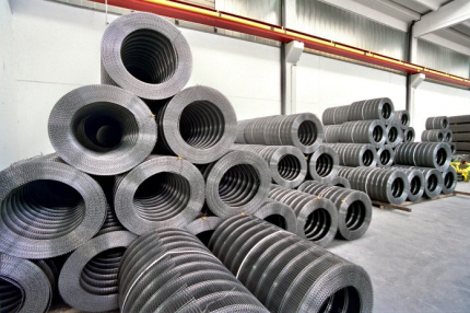 Hegn med forskellige trd-typer p lager. For senere udretning, afklipning og galvanisering + epoxy-plast coatning. pfres facon presninger efter svejsning.
