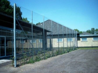 BOLDHEGN: Hje hegn omkring boldbaner. Overdkkede boldbaner. Udfres efter opgave, f.eks. med nylon nettag. Boldbanehegn. Idrtshegn. Hegn til tennisbaner, fodboldbaner m m, udfres med kraftige hegnsstolper af 80x80x4 mm firkantrr som fres til frostfri dybde og faststbes.