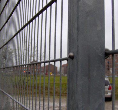 PanelHegn panel type msi-PH-571 fastgrelse: Fastmonteret til rrstolper med rustfri krog om det vandrette galvaniserede fladjern og rustfrie bolte. HEGN overflade: Alle Hegnsdele varmgalvaniseret efter forarbejdning. Panelhegn Type msi-PH-571: Kan leveres i standard RAL farver. 