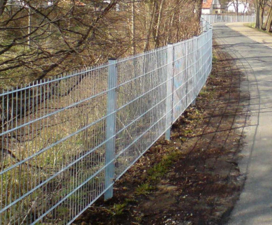PanelHegn`s msi-PH-571: HEGN-Stolper: PanelHegn type msi-PH-571: Det kraftige solide hegn med mange hegns-hjde muligheder. Kan leveres fra under 1 meter til 2,5 meter i hjden. 60 X 40 X 2 mm galvaniserede Firkantrr. Hegnsstolper / balustre, faststbes i frostfri dybde. Eller hegnsstolper, balustre, udfres med fodplader til fastboltning. Hegn overkant vil kunne flge terrn i spring p 200 mm ( = hjde p lodret maske str.) 